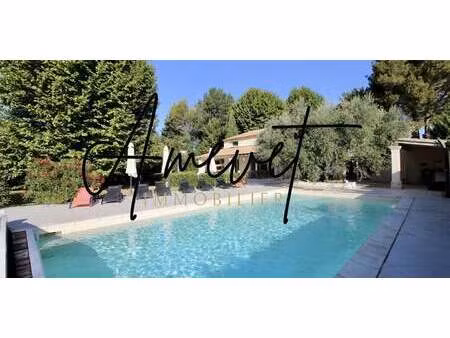 villa avec piscine et jardin saint-saturnin-lès-avignon (84)