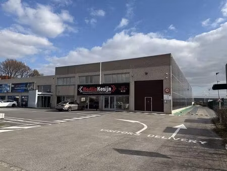 entrepôt (env. 995 m²) avec passage supérieur et bureaux à l