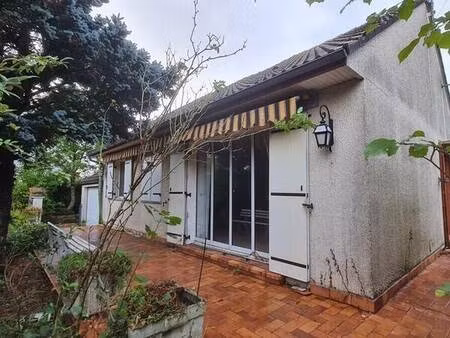 plain-pied : 80m²  2 ch  salle d’eau  garage  abris / terrain 993m².