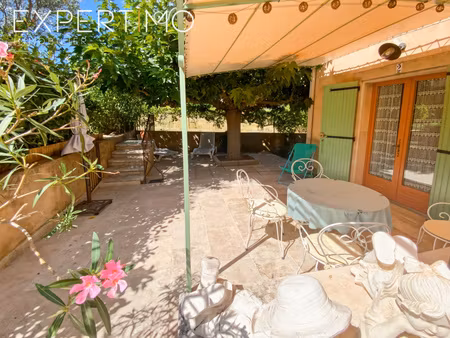appartement avec terrasse et piscine avec vue sur le village de bonnieux