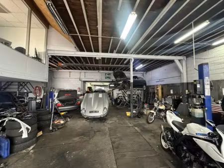 local commercial avec parking à louer