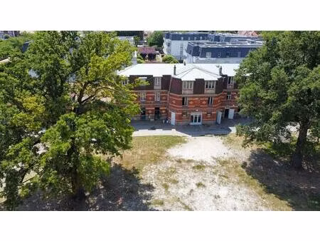 écurie professionnelle à l’entrée de la forêt de chantilly