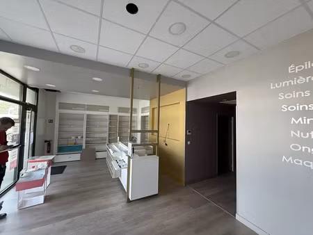 a louer local commercial 102 m² aménagé