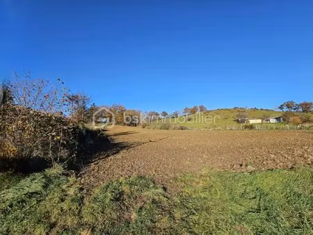 terrain de 4 560 m² à moriat