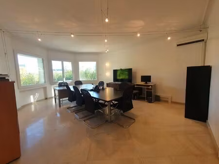 local commercial spacieux et polyvalent aux abords de cavaillon