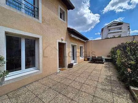 maison individuelle 3 chambres meublée avec garage et terrasse