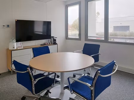 location meublée locaux professionnels 100 m² à carquefou (44470)  2 379 €