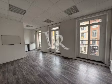 location locaux professionnels 2 pièces 67 m² à le puy-en-velay (43000)  550 €