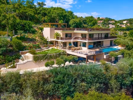 à 10 min de mandelieu – villa d’architecte dans domaine fermé