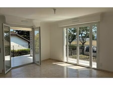 location appartement  m² t-4 à lescar  950 €