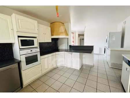grande maison familiale 3 chambres  cuisine fonctionnelle et