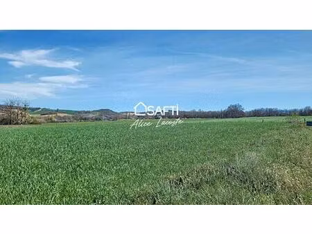 terrain constructible sur environ 1400m²