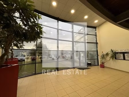 location local professionnel 479m² pusignan 69330