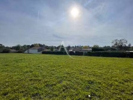 vente terrain à fontenay-le-comte (85200) : à vendre / 1700m² fontenay-le-comte