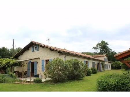 a 7 mns de gimont belle maison en pierre avec gite  piscine et beau terrain arbore