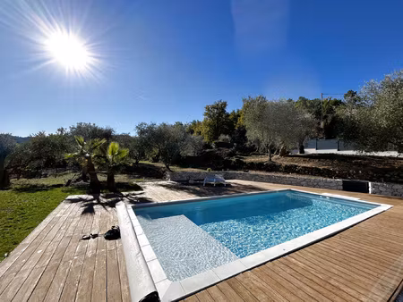 maison contemporaine avec piscine et vaste terrain arboré d'