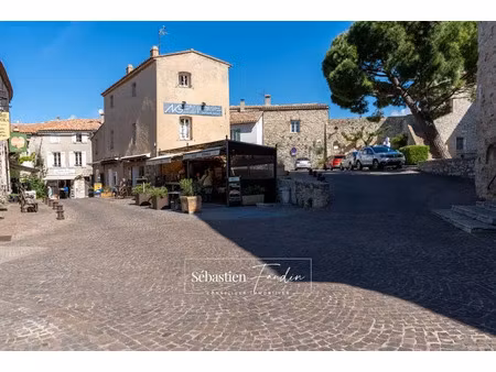 ? à céder – droit au bail au cœur du village du castellet (83) - emplacement n°1 – rue de 