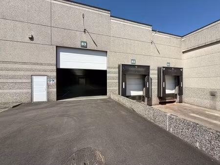 uitstekend bereikbaar magazijn (1.800 m²) te huur te gent...