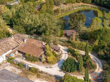 maison en pierre avec parc et étang