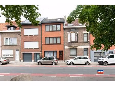 gerenoveerde rijwoning met 4/5 slaapkamers en grote tuin