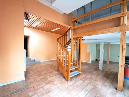 location local professionnel 156m²