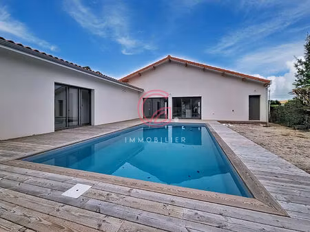 maison de 2025 4 chambres - garage -piscine à 2 pas du centre-ville