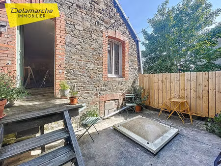 a vendre dans le bourg de cerences un immeuble à usage habitation et commercial