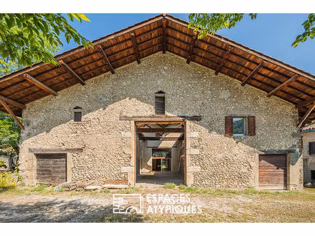 maison en pierres au potentiel d'exception dans le centre bourg