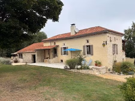 elegante propriete quercynoise avec piscine situee au centre de ses 8.79 ha d'un seul...