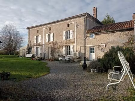 ferme de caractère avec 4 à 5 chambres  1 5 hectares de terrain et possibilité de gîte