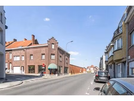 propriété avec commerce  résidence  garage & appartement!