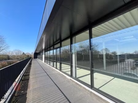 351 m² showroom/kantoor op absolute toplocatie nabij de r4