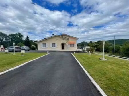 au calme  villa de conception plain-pied avec garage en sous-sol et vue sur montagnes...