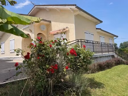 sur les coteaux - 10 mn d'oloron -villa de conception plain-pied avec garage en sous-sol -