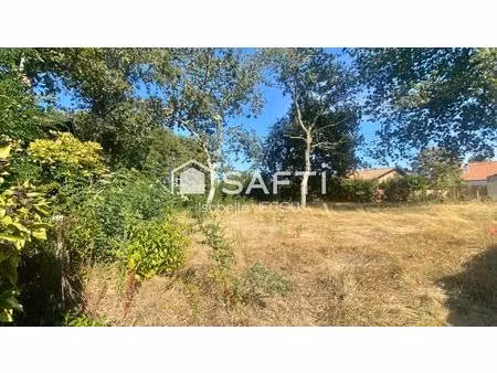 terrain idéalement placé à la hume proche de tout & au calme