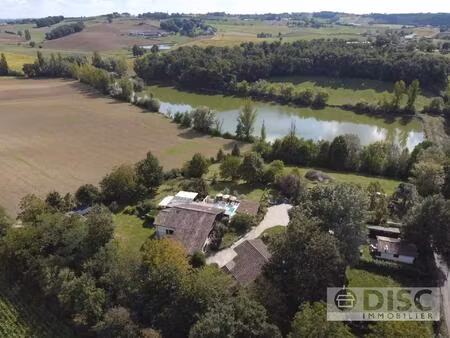 propriété avec maison principale  maison d’amis plusieurs dépendances et piscine.