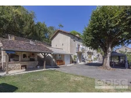 maison avec appartement indépendant  grand jardin et dépendances.