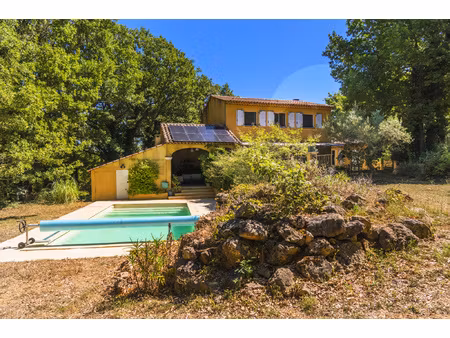 villa de 215 m2 avec deux habitations avec piscine sur un te