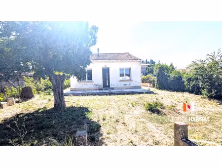 maison en pierre pp avec un grand garage