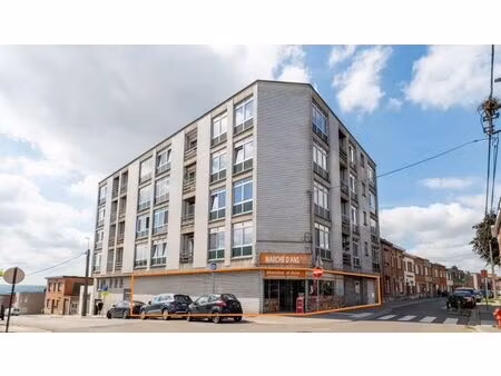 vaste rez commercial +/- 333 m² disposant de 2 garages