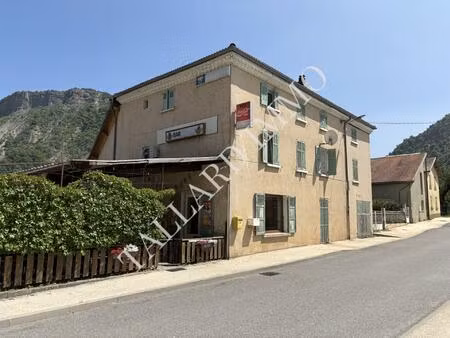 15 mn gap  vaste bâtisse avec local commercial  appartement loft récent + potentiel pour..