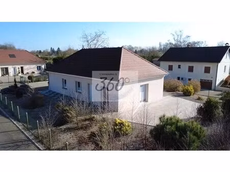 maison de plain-pied moderne avec jardin clos à deux pas de la voie verte