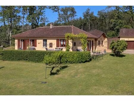 maison plain pied entourée d'un superbe environnement verdoyant