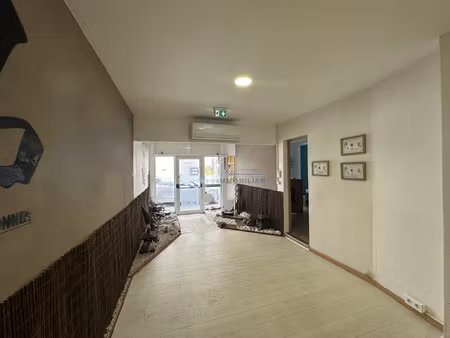 grand local commercial d'une surface de 300m2.