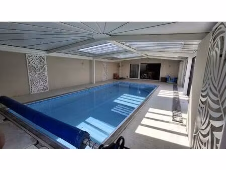 maison 5 chambres-1 bureau-piscine couverte aux volumes exeptionnels