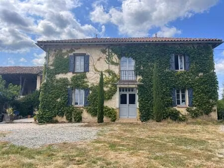 belle maison de campagne avec 11ha de prairie  parc et verger