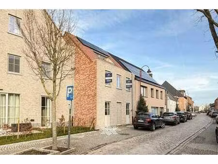 nieuwbouwwoning met vier slaapkamers  terras en tuin
