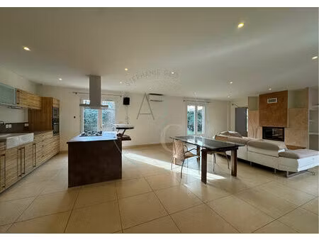 cogolin - maison de 196 m² avec locaux commerciaux de 35.80 m²