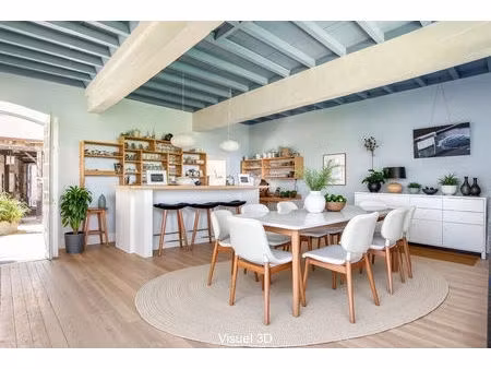 ensemble immobilier au coeur d'un village médiéval
