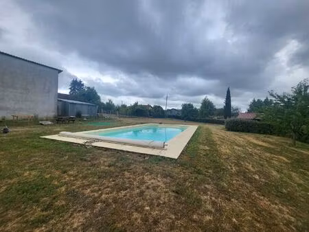 terrain avec piscine chauffée et dépendances